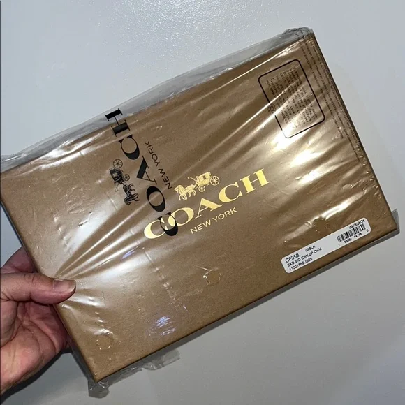 Coach NWT $199 MSRP Boxed Corner Zip Wristlet In Signature Debossed Leather - Picture 4 of 9